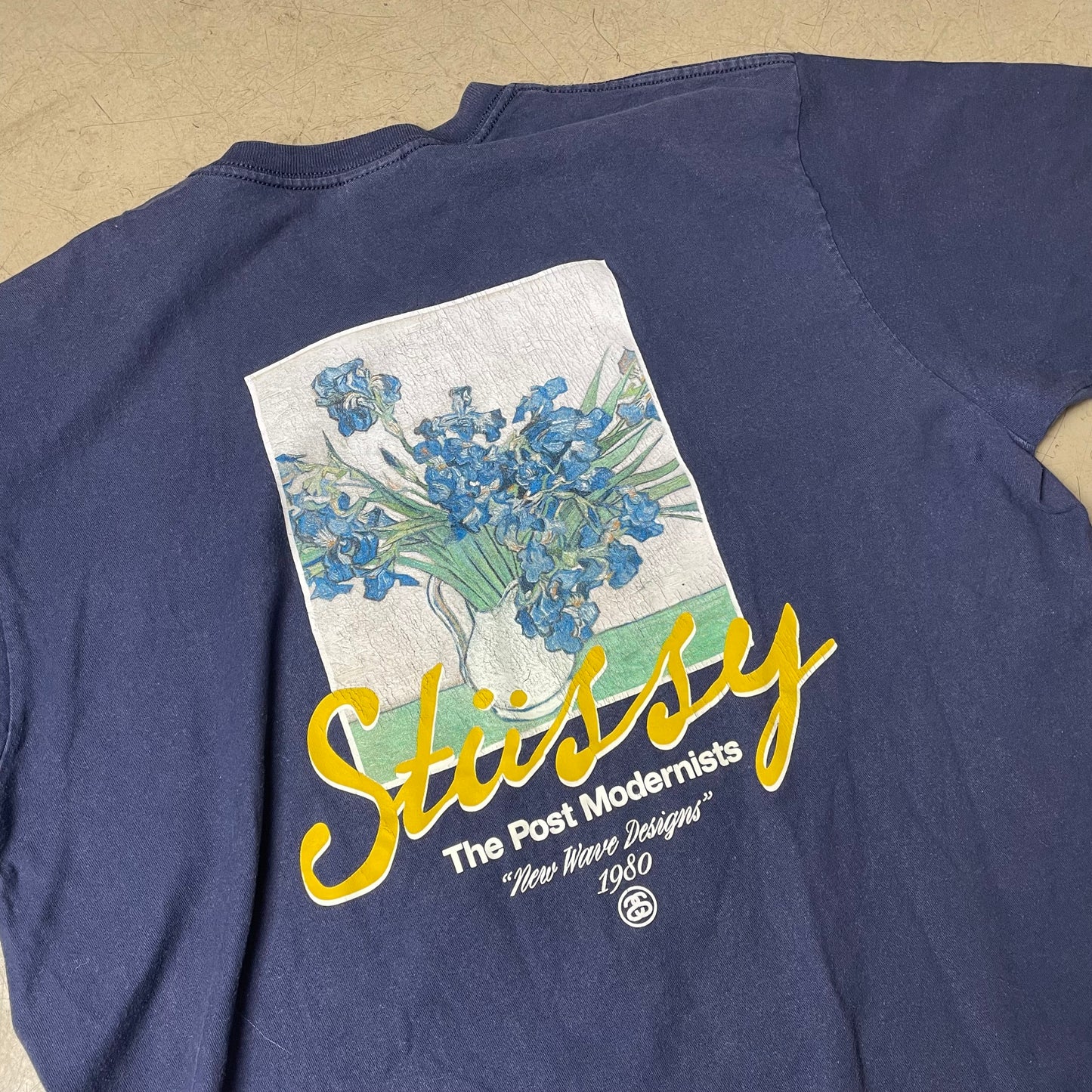 (XL) Stüssy Flower Print Tshirt „The Post Modernists“ Navy blau gelb