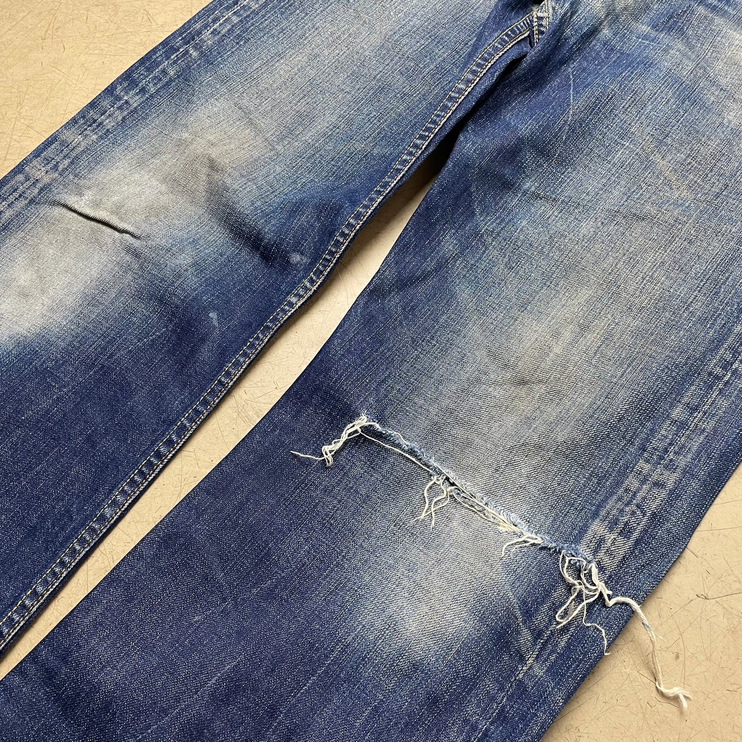 (L) Levi’s 501 Jeanshose faded blau ripped W32L32