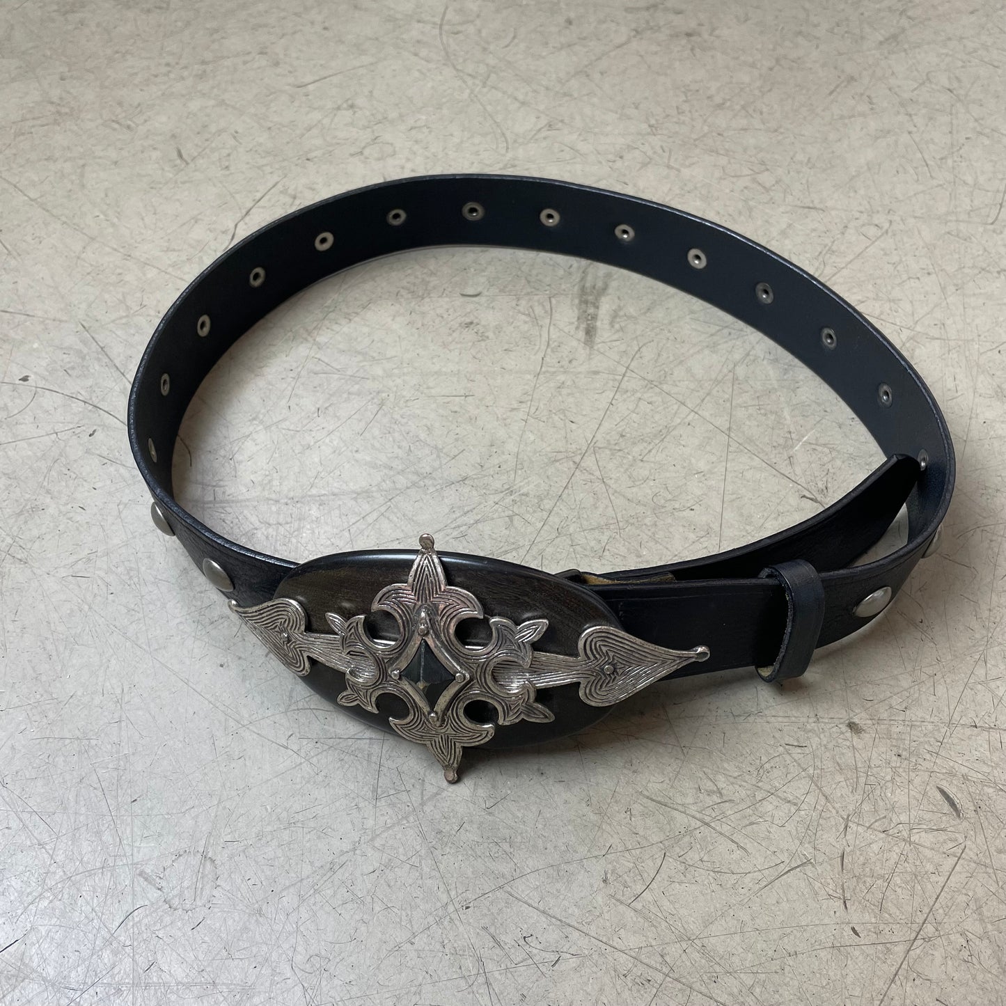 Vintage Marc Cain Cross Ledergürtel Studded schwarz Nietengürtel 110cm