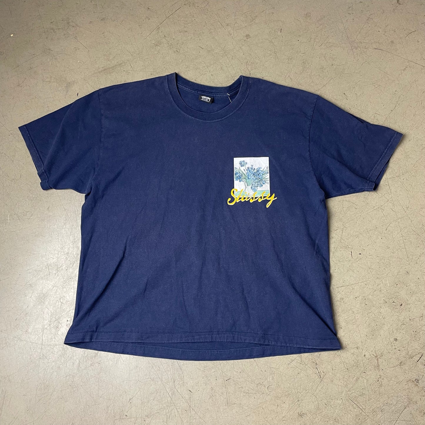 (XL) Stüssy Flower Print Tshirt „The Post Modernists“ Navy blau gelb