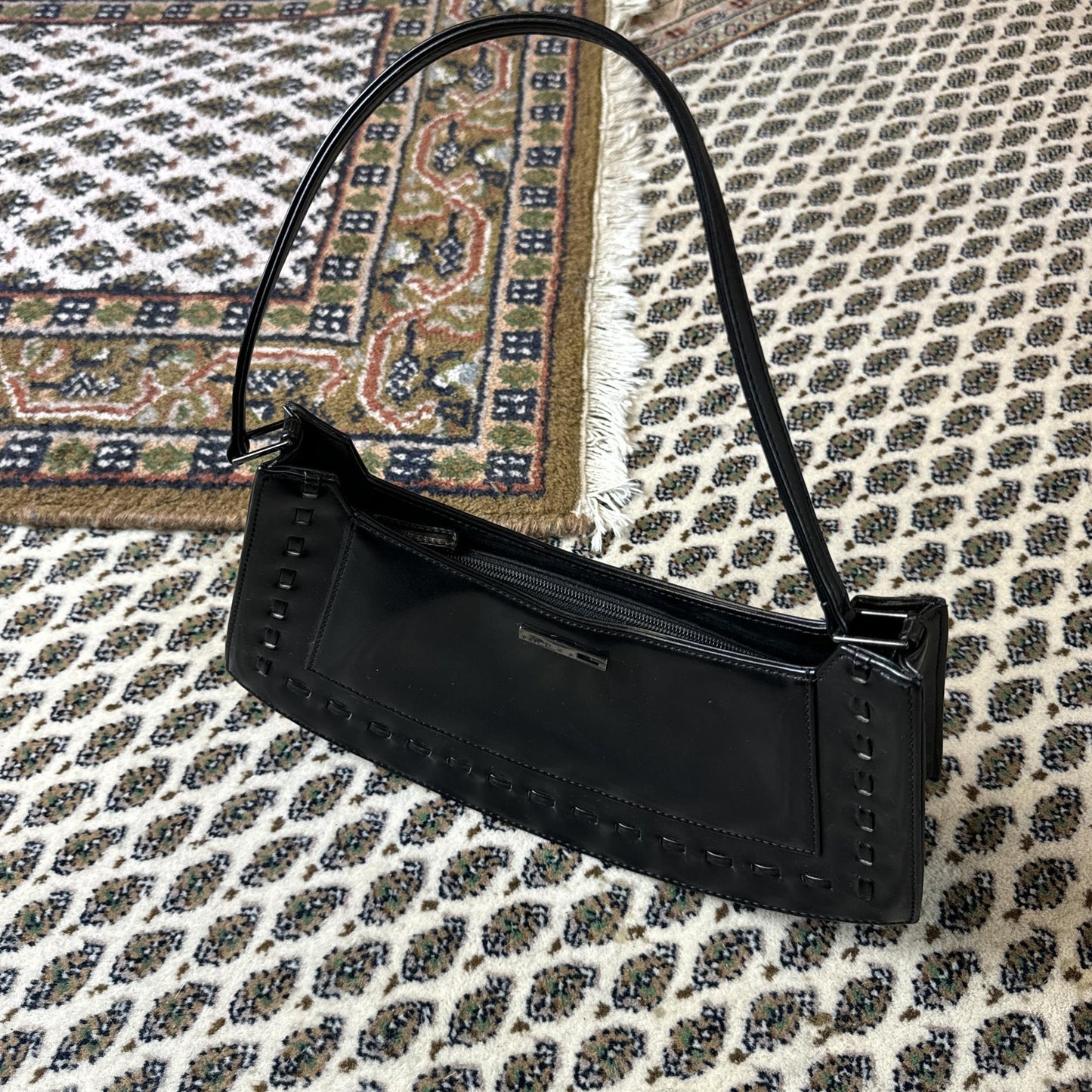 GUESS LEATHER BAGUETTE BAG