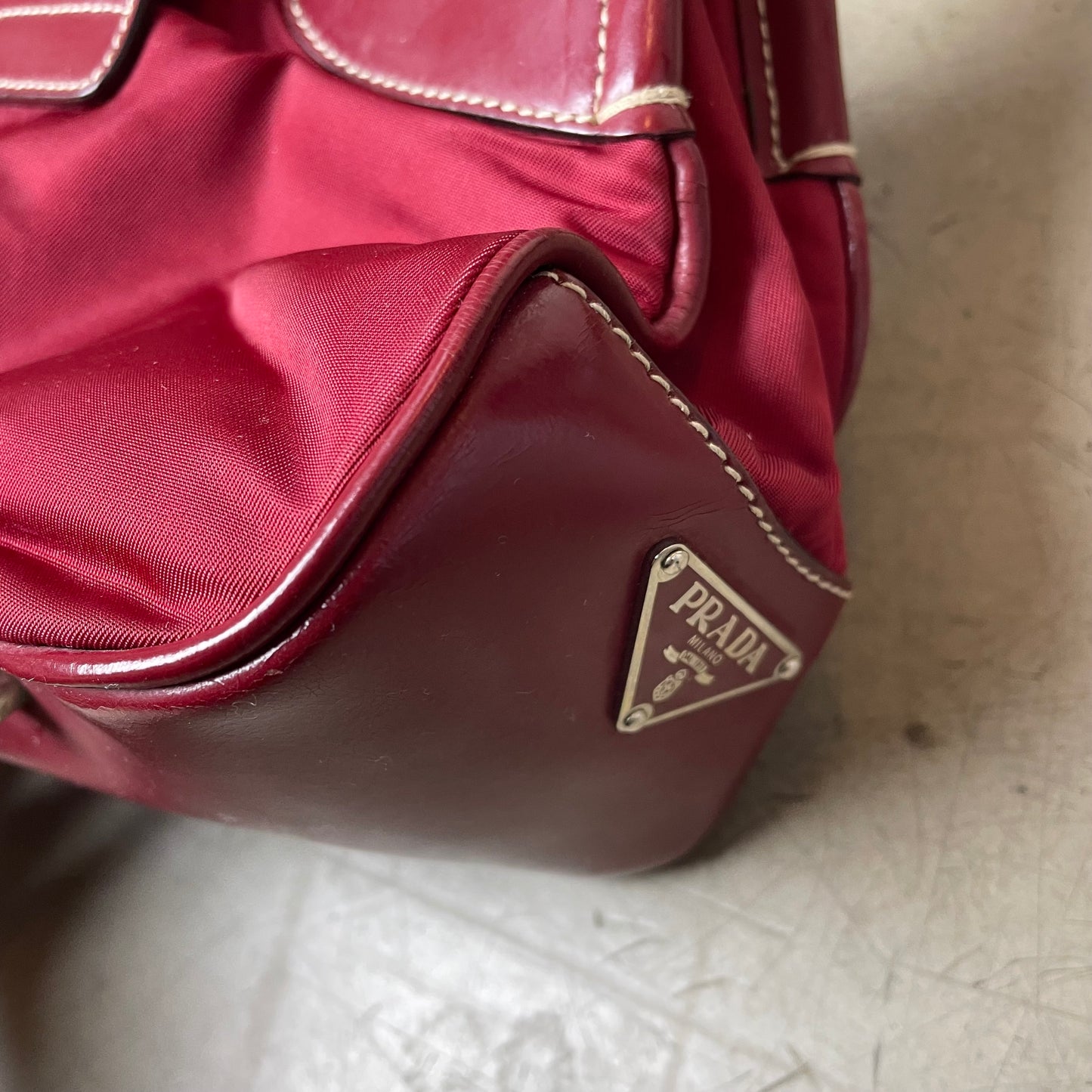 Vintage Prada Halfmoon Buckle Bag rot Nylon Leder