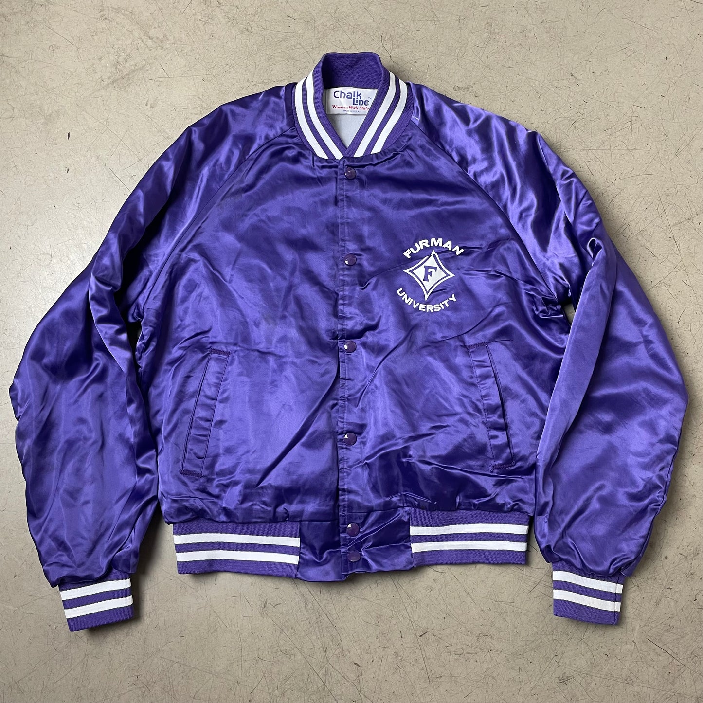 (M) 1990s Chalk Line Furman University College Satin Bomberjacke Lila