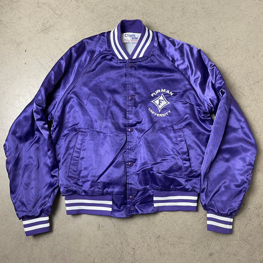 (M) 1990s Chalk Line Furman University College Satin Bomberjacke Lila