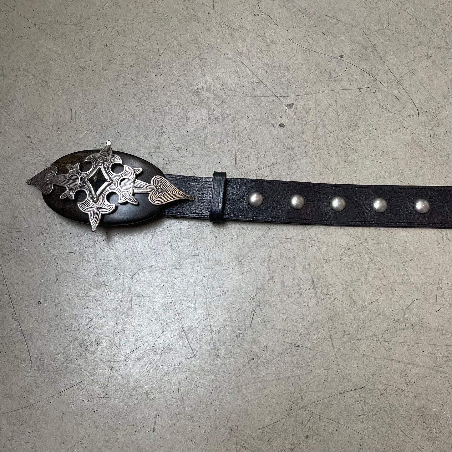 Vintage Marc Cain Cross Ledergürtel Studded schwarz Nietengürtel 110cm