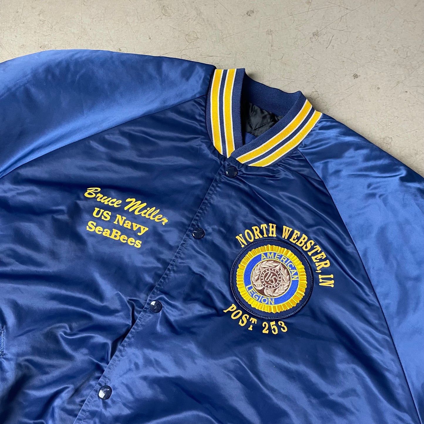 (XL) Vintage US Navy Anerican Legion Satin Bomberjacke blau gelb King Louie