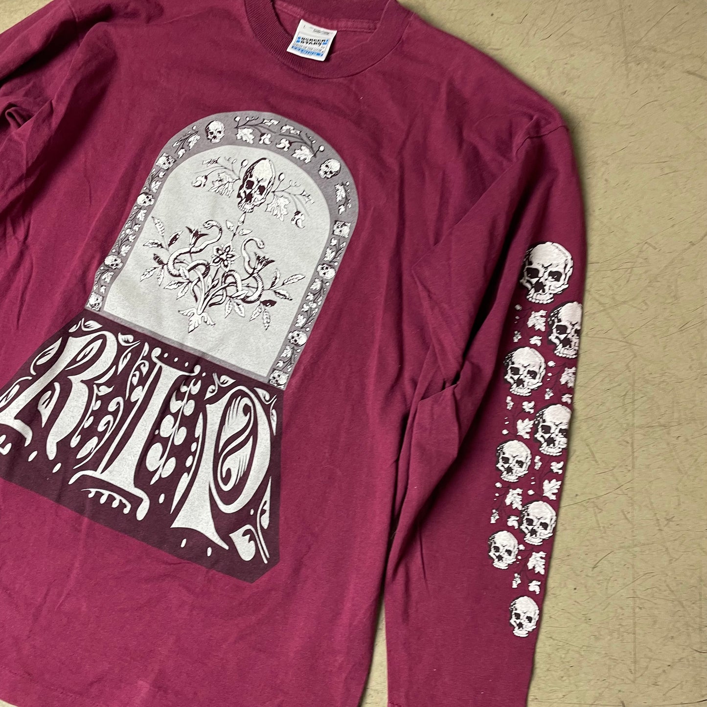 (L) 1990s Screenstars Rest In Peace Skull Longsleeve dunkelrot