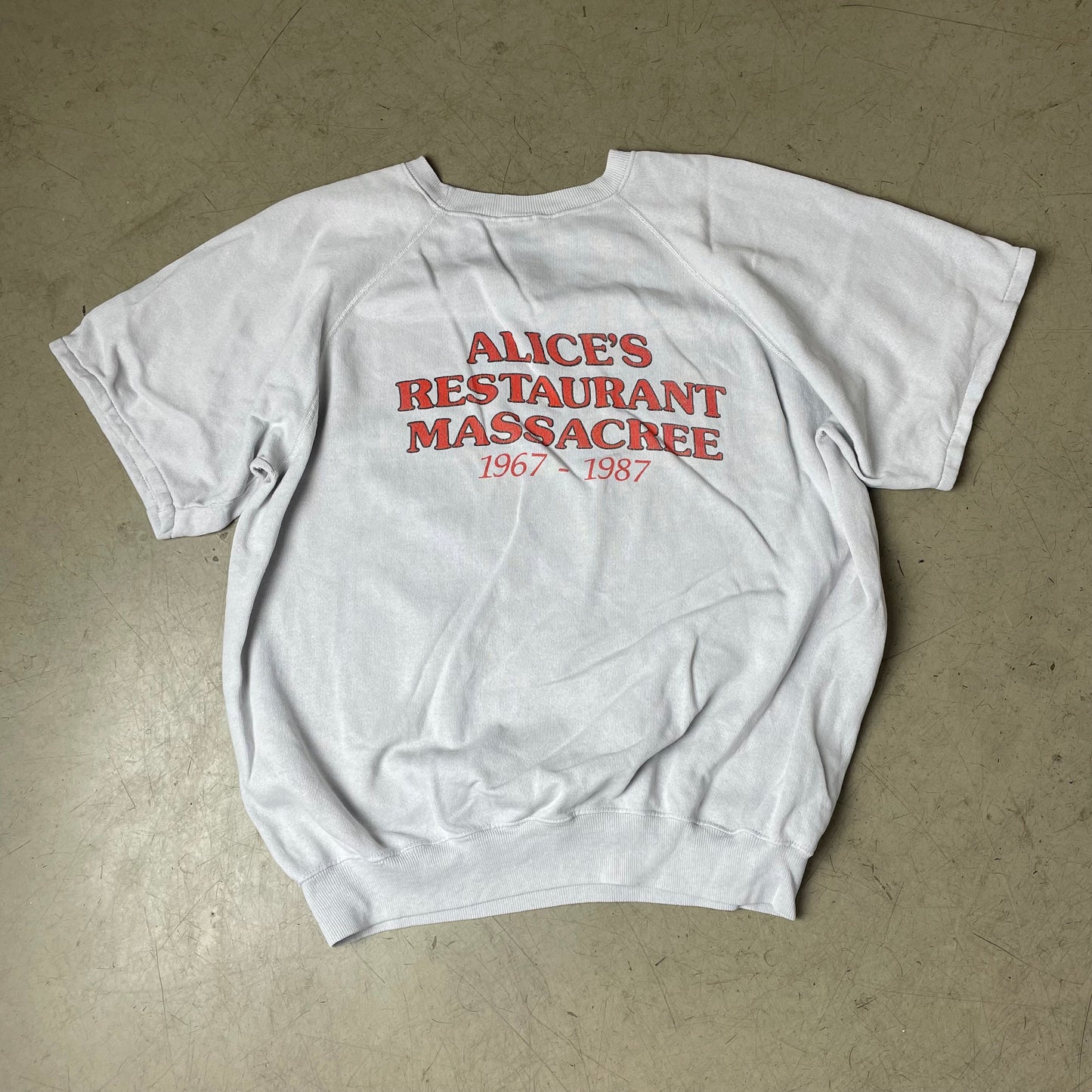 (L) 1987 Vintage Arlo Guthrie Tour Band Shirt „Alice‘s Restaurant Massacree“