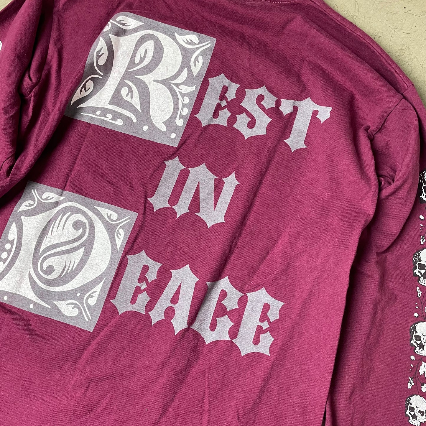 (L) 1990s Screenstars Rest In Peace Skull Longsleeve dunkelrot