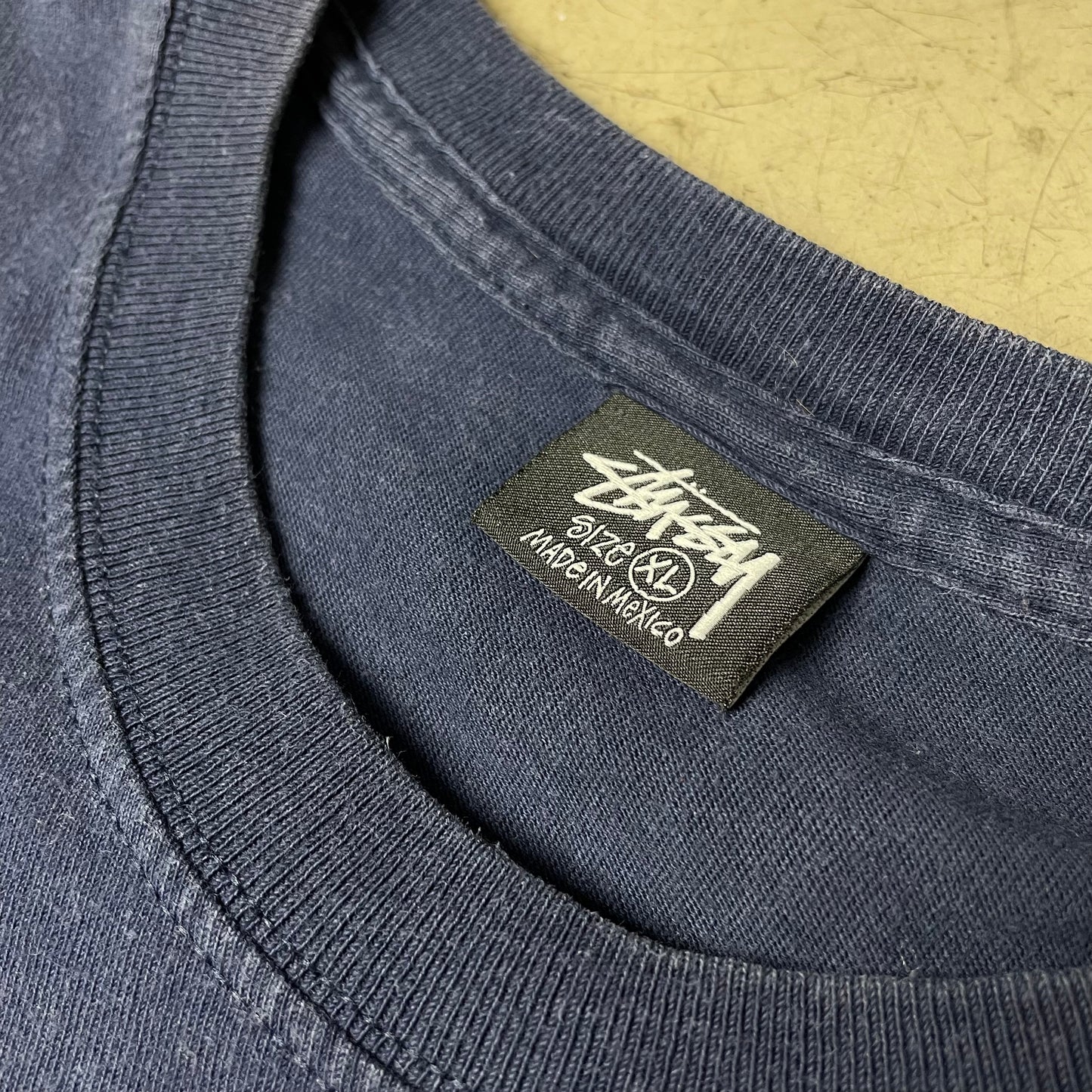 (XL) Stüssy Flower Print Tshirt „The Post Modernists“ Navy blau gelb