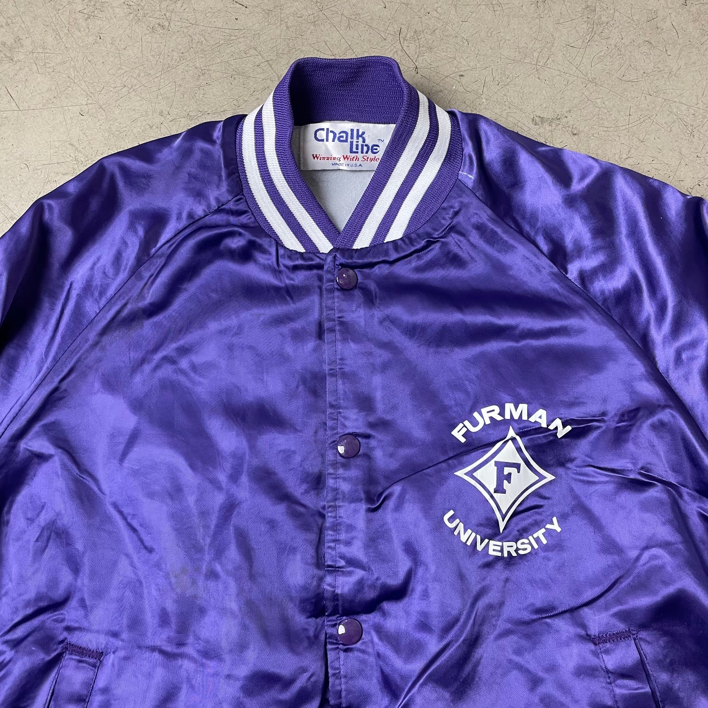 (M) 1990s Chalk Line Furman University College Satin Bomberjacke Lila