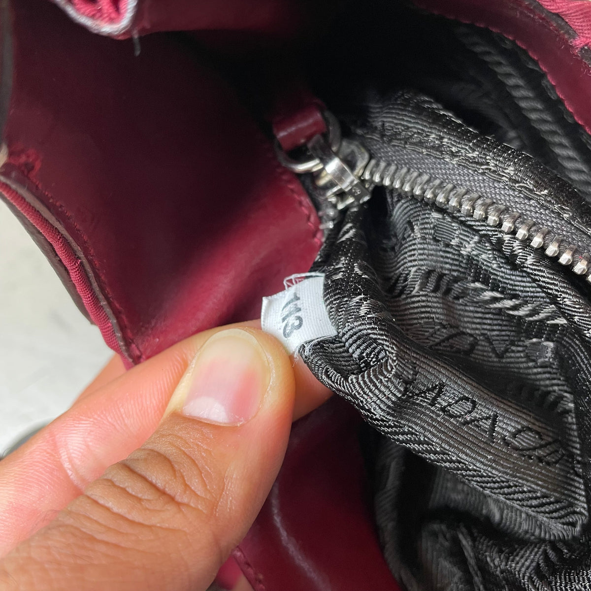 Vintage Prada Halfmoon Buckle Bag rot Nylon Leder