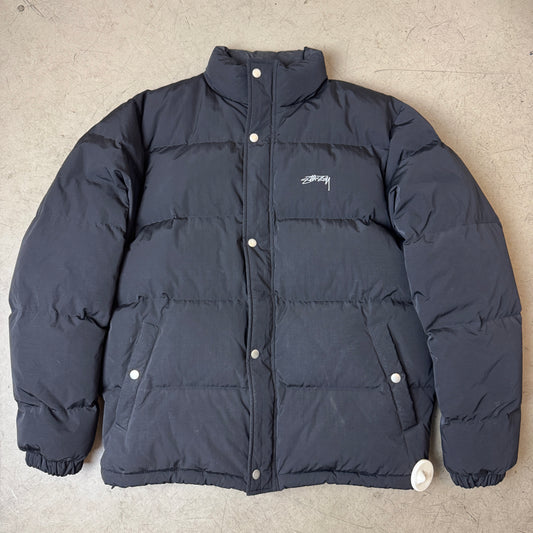 (L) Stüssy Logo Stick Pufferjacke Black