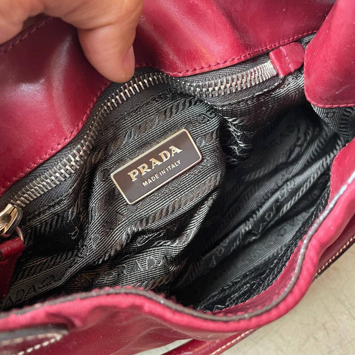 Vintage Prada Halfmoon Buckle Bag rot Nylon Leder