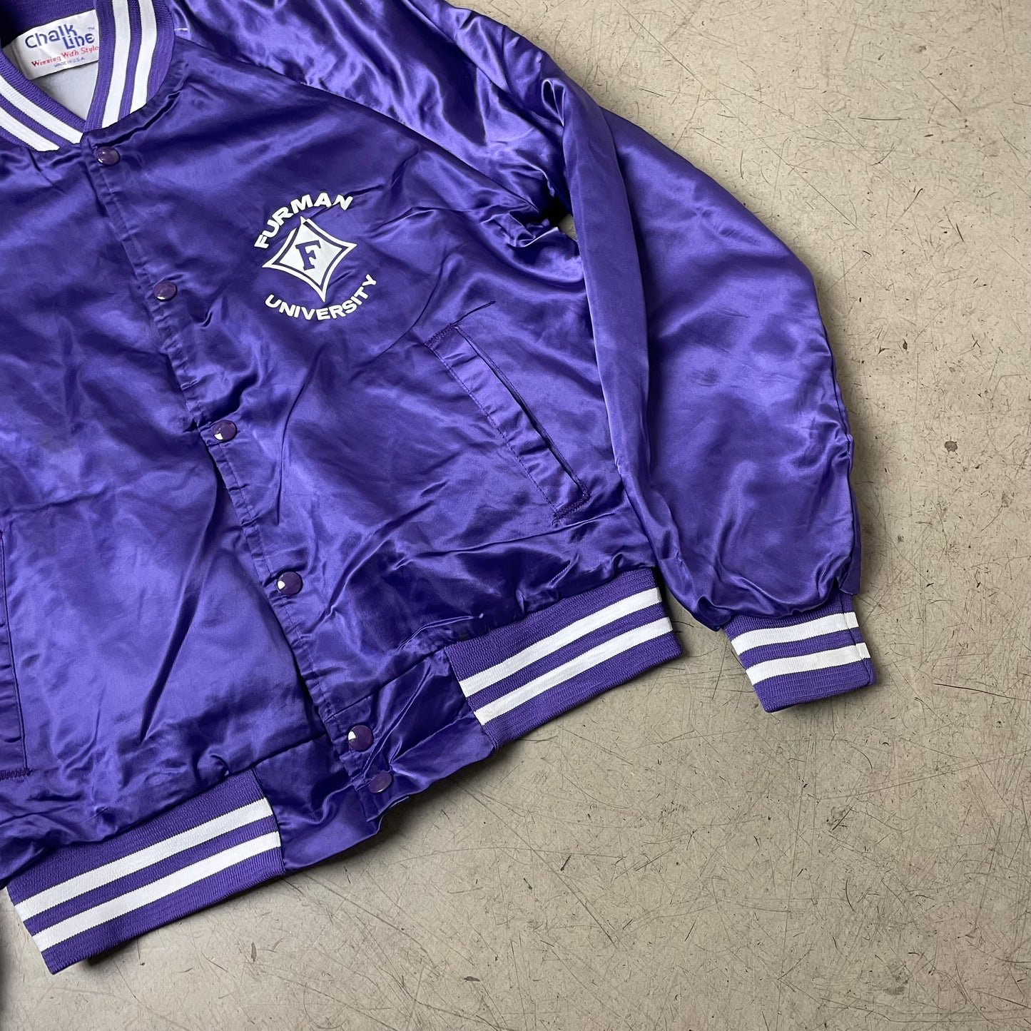 (M) 1990s Chalk Line Furman University College Satin Bomberjacke Lila