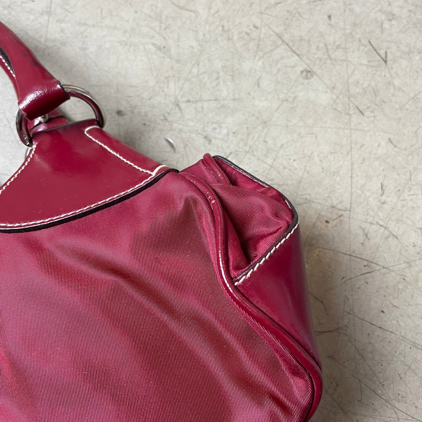 Vintage Prada Halfmoon Buckle Bag rot Nylon Leder
