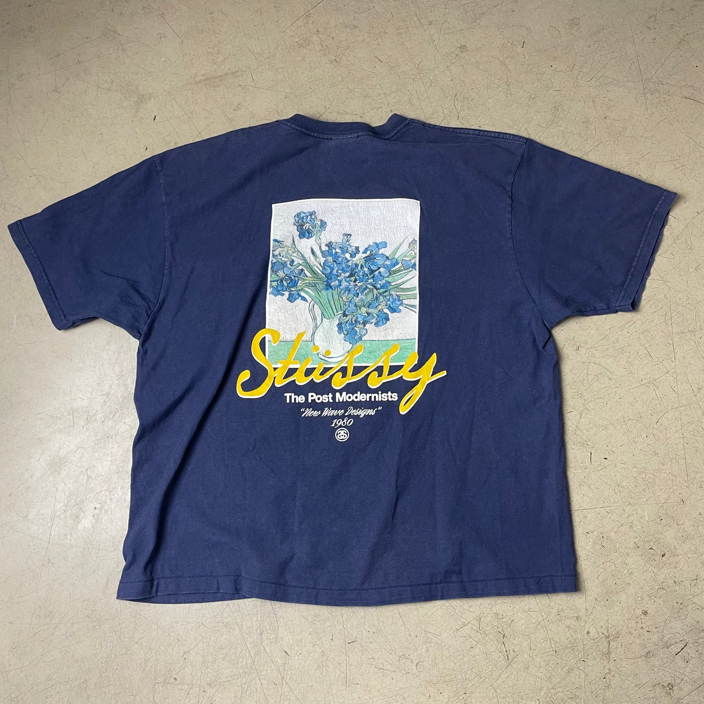 (XL) Stüssy Flower Print Tshirt „The Post Modernists“ Navy blau gelb