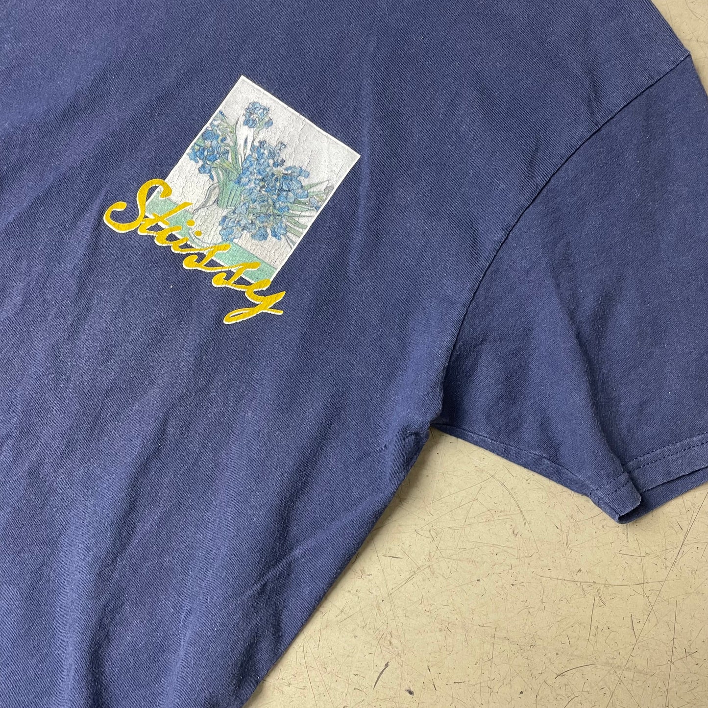 (XL) Stüssy Flower Print Tshirt „The Post Modernists“ Navy blau gelb